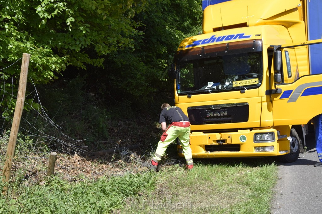 LKW in Boeschung A 3 Rich Frankfurt Hoehe Roesrath Lohmar P208.JPG - Miklos Laubert